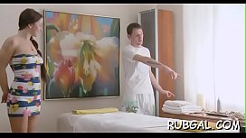 Brunette tube 8 vidéos donnant au masseur